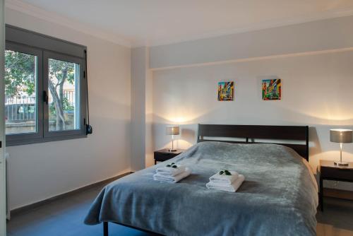 een slaapkamer met een bed met twee handdoeken erop bij Athens Garden House - 3 Guests in Athene