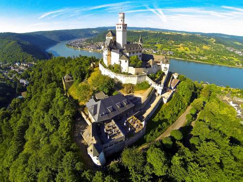 an island in the middle of a lake with a castle at ** Ferienwohnung im Weltkulturerbe nahe Loreley in Niederburg