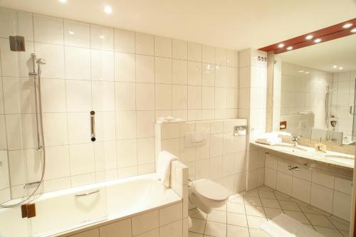 La salle de bains est pourvue d'une baignoire, de toilettes et d'un lavabo. dans l'établissement Hotel Winzerstube, à Ihringen