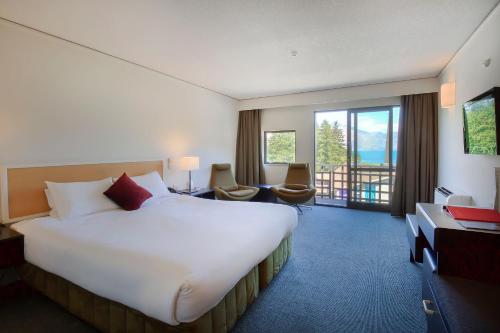 เตียงในห้องที่ Heartland Hotel Queenstown