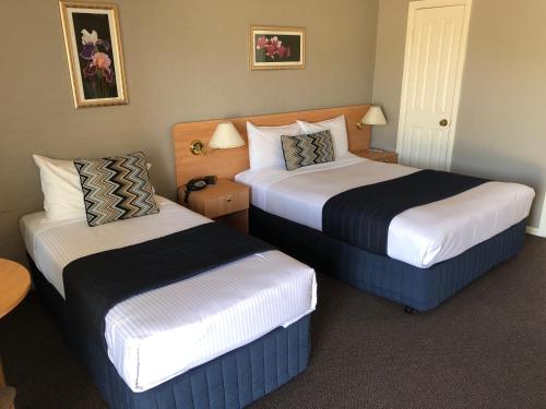 Tempat tidur dalam kamar di Best Western Coachman's Inn Motel