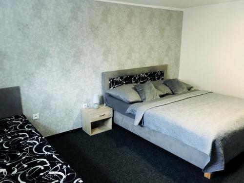 En eller flere senge i et værelse på Apartmány na Zahradní