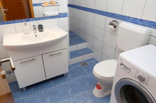 Bilik mandi di House Marijan