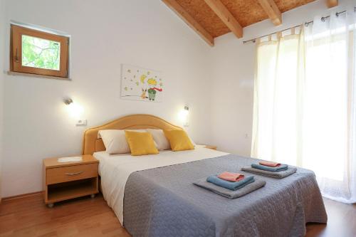 1 dormitorio con 1 cama con 2 toallas en House Marijan, en Šestanovac