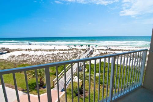 un balcone con vista sulla spiaggia di un condominio di Best Gulf-Front Beach View in Destin! a Destin