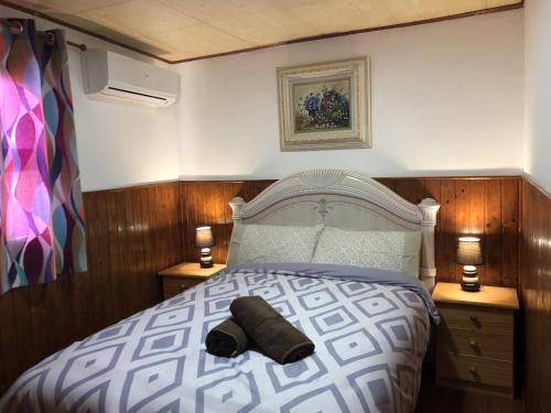 une chambre avec un lit avec un chapeau dessus dans l'établissement Apartamentos Acorán Mogán, à Mogán