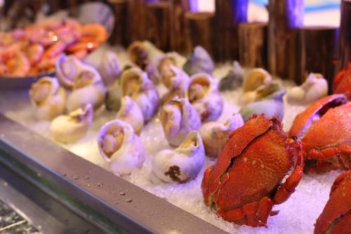 a group of ducks and a lobster on a counter at S&N Zhejiang LinHai International Hotel in Linhai