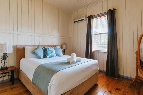 Cama ou camas em um quarto em Apple Blossom Cottages