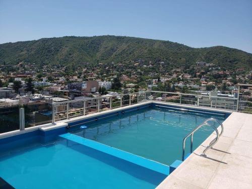 una piscina en la azotea de un edificio en Torre del Lago en Villa Carlos Paz