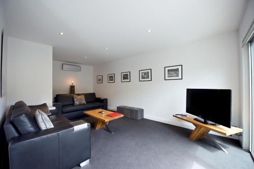 ein Wohnzimmer mit Couch und Flachbildfernseher in der Unterkunft Mansi on Raymond in Sale