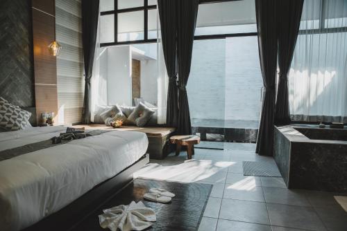 um quarto com uma cama, uma banheira e um lavatório em Arun Dara Villa em Chiang Mai