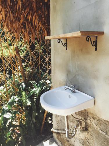 a white sink on the side of a building at Viento de Mar in Gindi