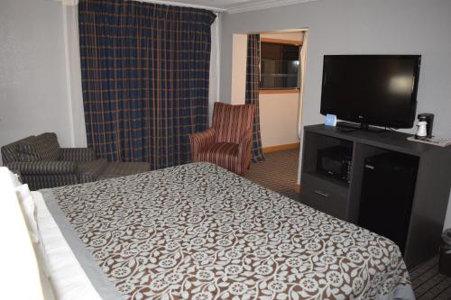 Televisyen dan/atau pusat hiburan di Days Inn by Wyndham Rock Falls