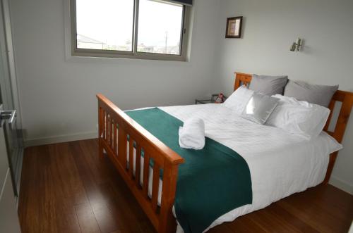 a bedroom with a large bed with white sheets and a window at Home away from home newly built and spacious in Fairfield