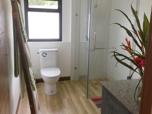 Phòng tắm tại YinDee Lanta Villas