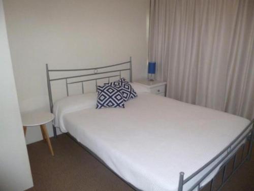 A bed or beds in a room at Endeavour Court U6, 15 Landsborough Pde