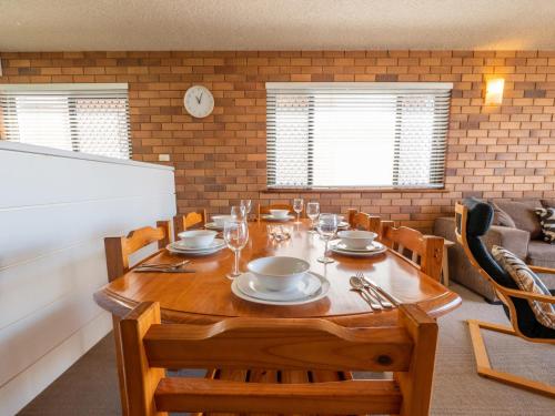 - une salle à manger avec une table et des chaises en bois dans l'établissement San Clemente 3 24 Orvieto Tce, à Caloundra