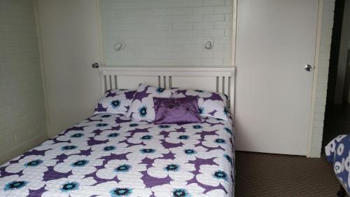 A bed or beds in a room at By The Sea Unit 3, 13 Esplanade, Kings Beach