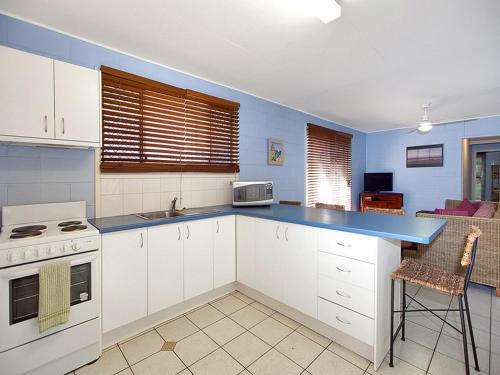 A kitchen or kitchenette at Roderick Street 52, Moffat Beach