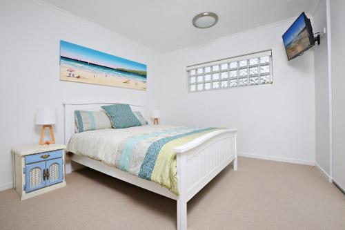 A bed or beds in a room at Kings Edge Unit 1, 34 Esplanade (Princess Lane)