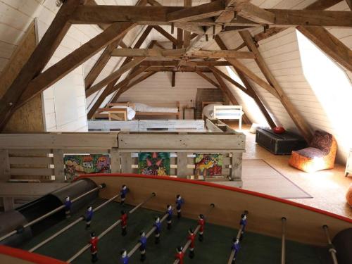 um grupo de pessoas num quarto com mesa de bilhar em Domaine Lacay em Beyrie-en-Béarn