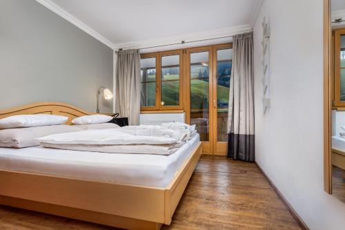 Postel nebo postele na pokoji v ubytování ALMHOF Alpin Apartments & Spa