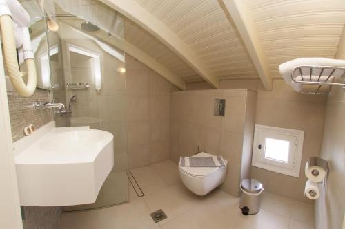 Kylpyhuone majoituspaikassa Dafnoudi Hotel Apartments