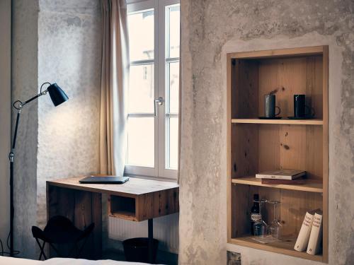 einen Schreibtisch in einem Zimmer mit Fenster in der Unterkunft Hotel kontor in Hall in Tirol