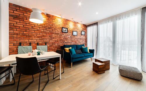Posedenie v ubytovaní Wonder Home - Apartamenty w malowniczej okolicy, z balkonami i widokiem na góry