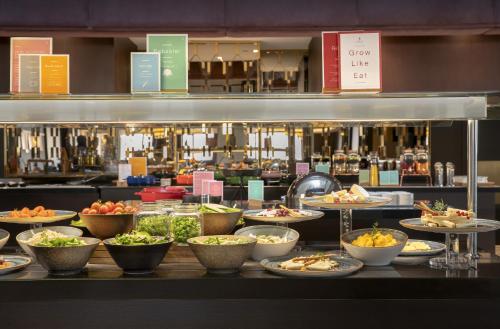 um buffet com pratos de comida numa mesa em Barceló Istanbul em Istambul