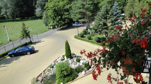 Un jardín fuera de Best Western Silva Hotel