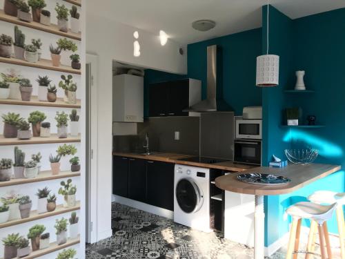 une cuisine avec des murs bleus et une table dans l'établissement F2 41m2 Metz Hyper-centre, à Metz