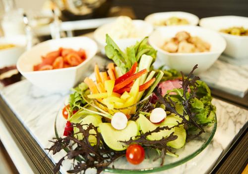 ホテルの敷地内または近くでの食事または食べ物