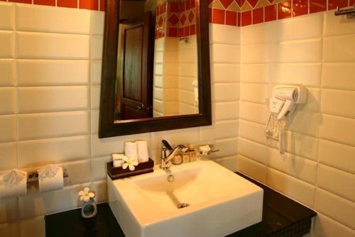 Ein Badezimmer in der Unterkunft Salad Buri Resort- SHA Extra Plus