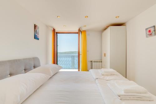 ein Schlafzimmer mit zwei Betten und einem großen Fenster in der Unterkunft Villa Boris in Trogir