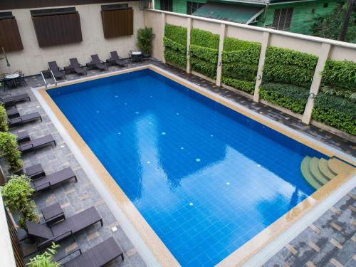 una vista aérea de una piscina con sillas en Tropicana Suites en Manila