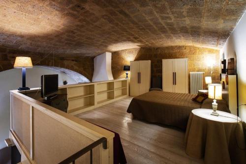 a bedroom with a bed and a tv in a room at Casa Vèra Affittacamere Appartamenti in Orvieto
