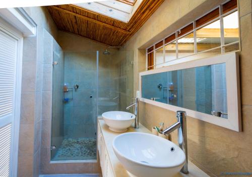 La salle de bains est pourvue d'un lavabo et d'une douche. dans l'établissement Shutters on Hilltop, Scarborough, à Scarborough
