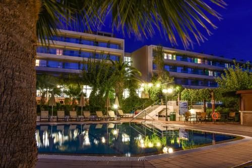 un hotel con piscina frente a un edificio en Mediterranee en Lassi