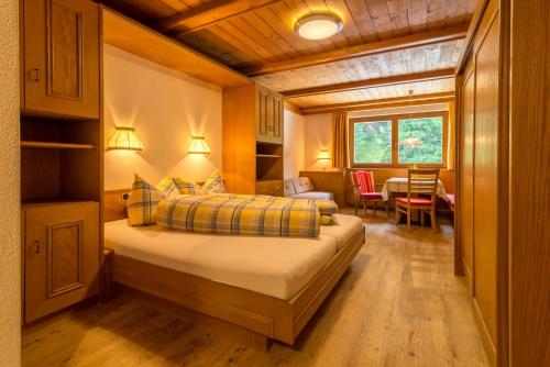una camera con un letto in una stanza con un tavolo di Arina Apartments a Samnaun