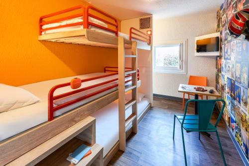 Двухъярусная кровать или двухъярусные кровати в номере hotelF1 Villemomble