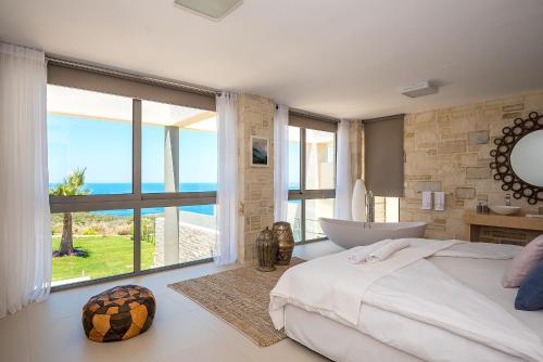 Posteľ alebo postele v izbe v ubytovaní Elias Luxury Villa