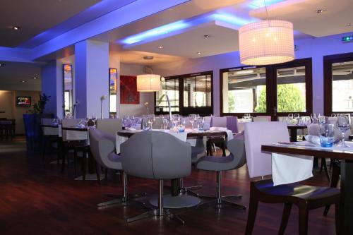 Restoran atau tempat lain untuk makan di Kyriad Dijon Est Mirande