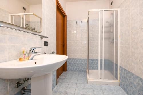 een badkamer met een wastafel en een douche bij DesenzanoLoft Yellow Apartment in Desenzano del Garda
