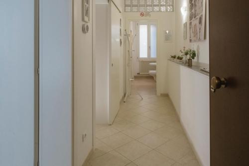 un pasillo con un pasillo que conduce a una habitación con un pasillo en Venezia Biennale Bianco & Rosso, en Venecia