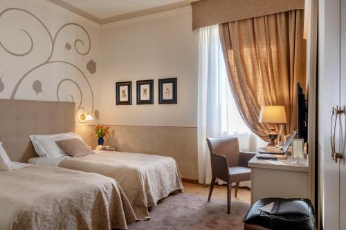 Кровать или кровати в номере Hotel Ambasciatori