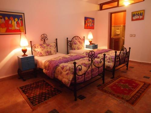 Una cama o camas en una habitación de Riad Al khansaa