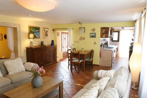 - un salon avec un canapé et une table dans l'établissement App Milija, à Rovinj