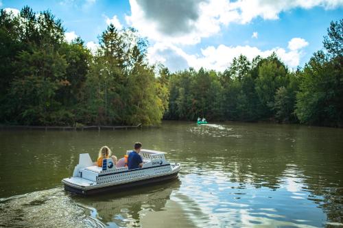 a group of people in a boat on a lake at Center Parcs Les Bois Francs in Verneuil d’Avre et d’Iton