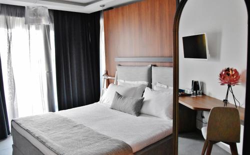 Кровать или кровати в номере Alexander Inn